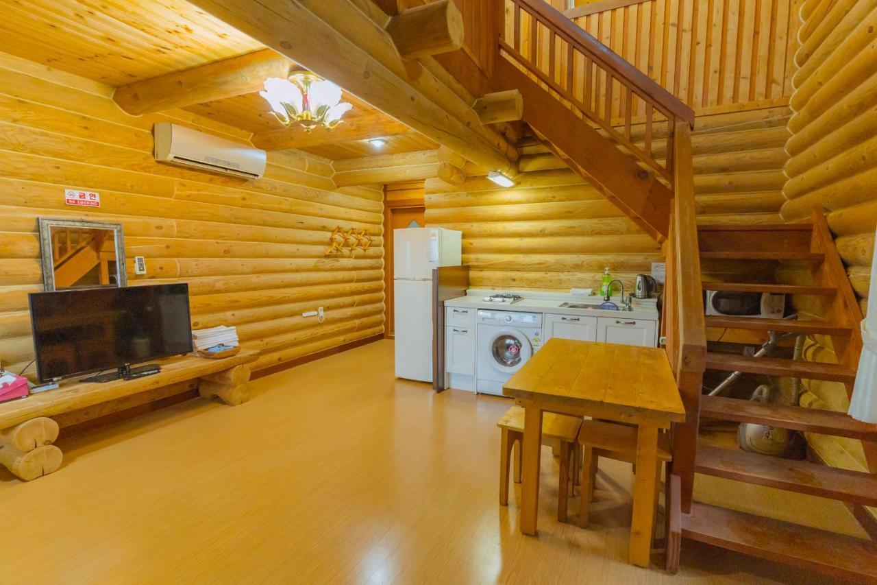 סאוגוויפו Jungmun Log Pension & Resort מראה חיצוני תמונה