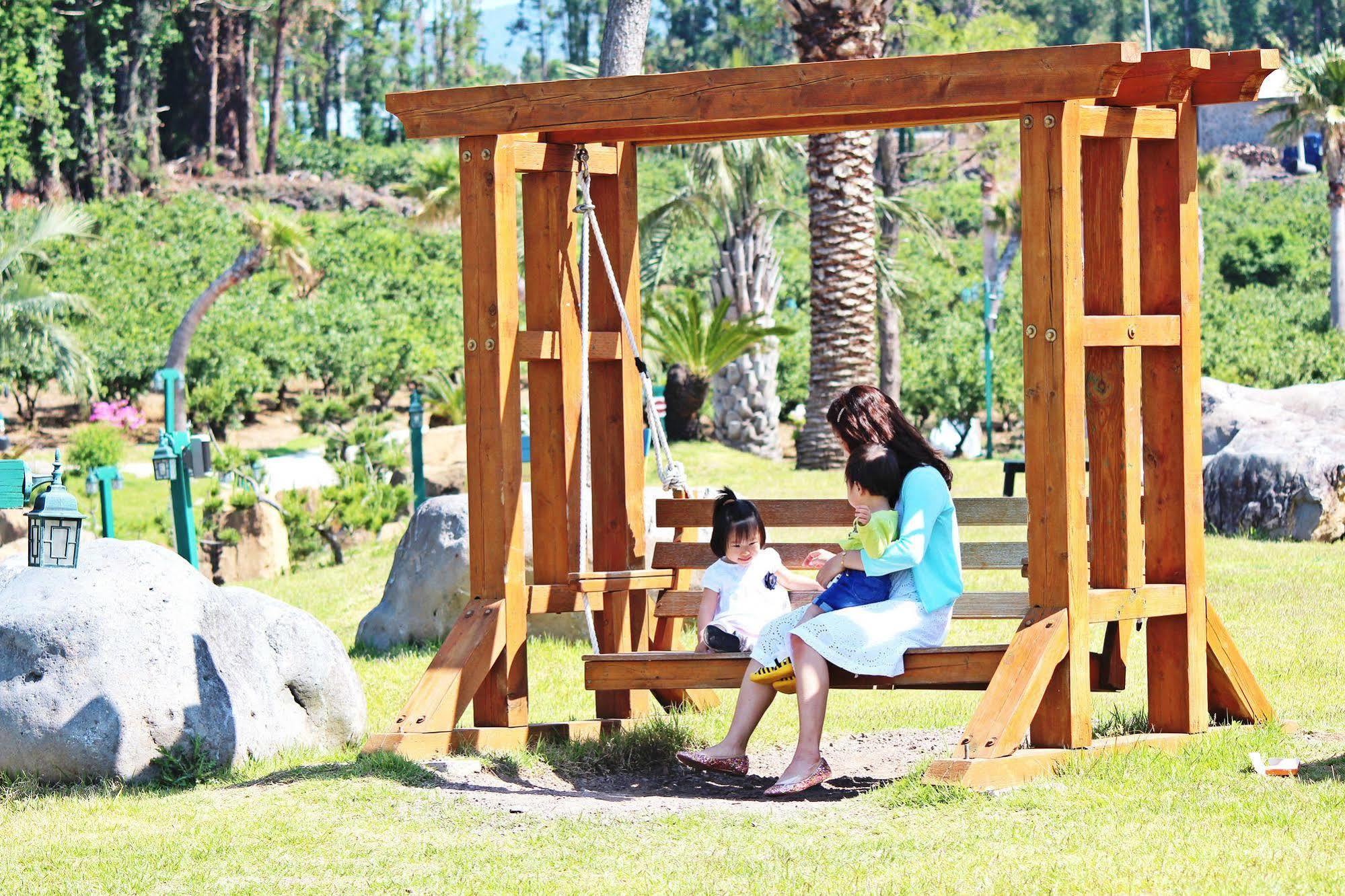 סאוגוויפו Jungmun Log Pension & Resort מראה חיצוני תמונה